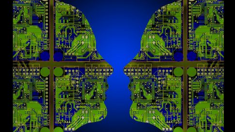 Illustration de deux têtes de profil face à face en circuit imprimé pour représenter l'intelligence artificielle