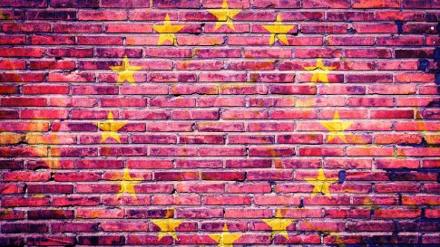 Drapeau européen sur un mur en brique