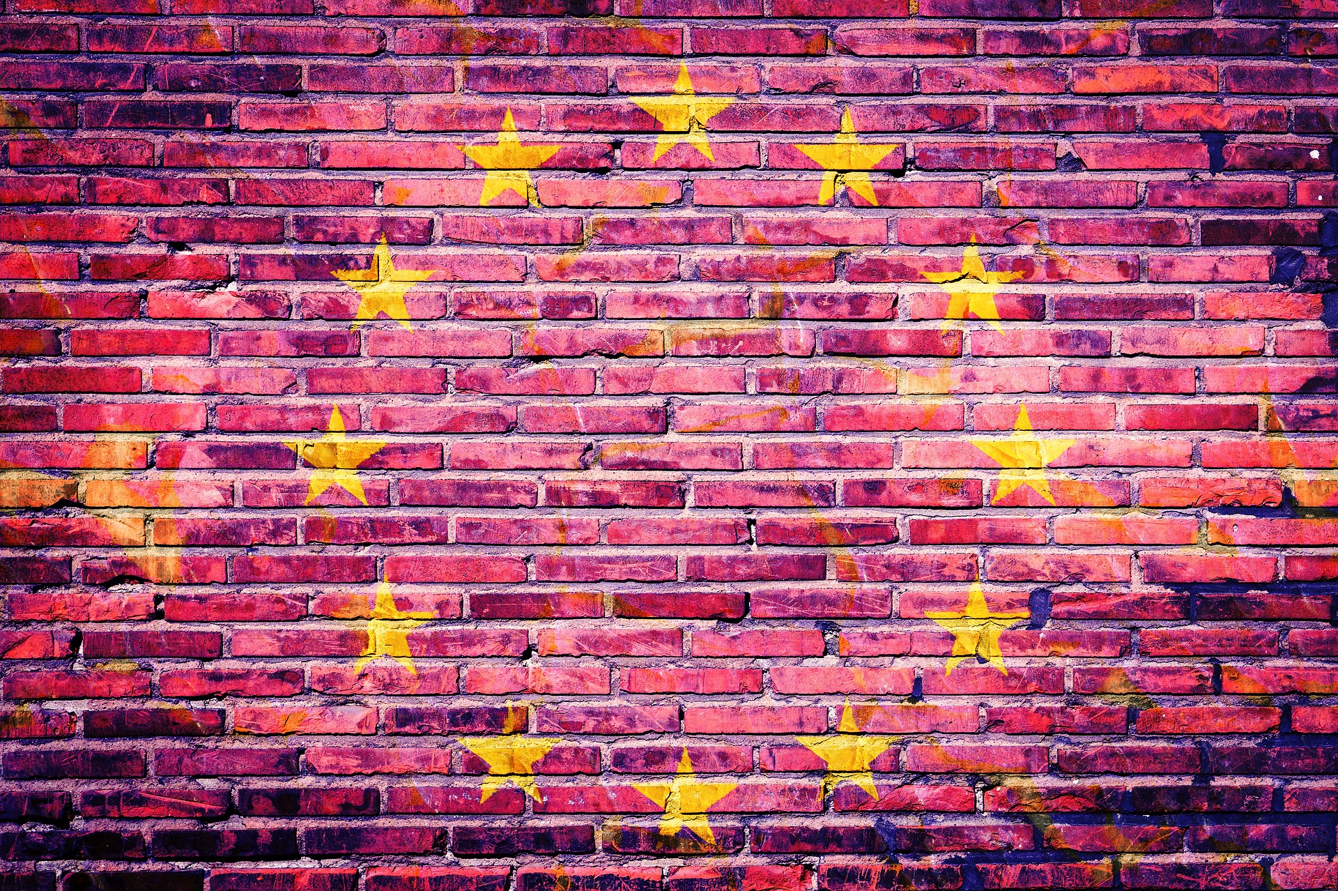 Drapeau européen sur un mur en brique