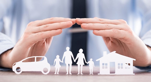 Photo montage montrant des mains protégeant une famille, une voiture et une maison pour représenter les assurances.