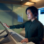 Femme qui entre son identité dans un ordinateur dans le cadre d'un système Zero Trust