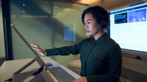 Femme qui entre son identité dans un ordinateur dans le cadre d'un système Zero Trust