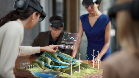 Employés avec des casques VR HoloLens travaillant sur le même projet - jumeaux numériques en industrie