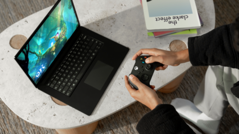 Jeune adulte qui joue aux jeux vidéo sur Surface grâce au Cloud Gaming