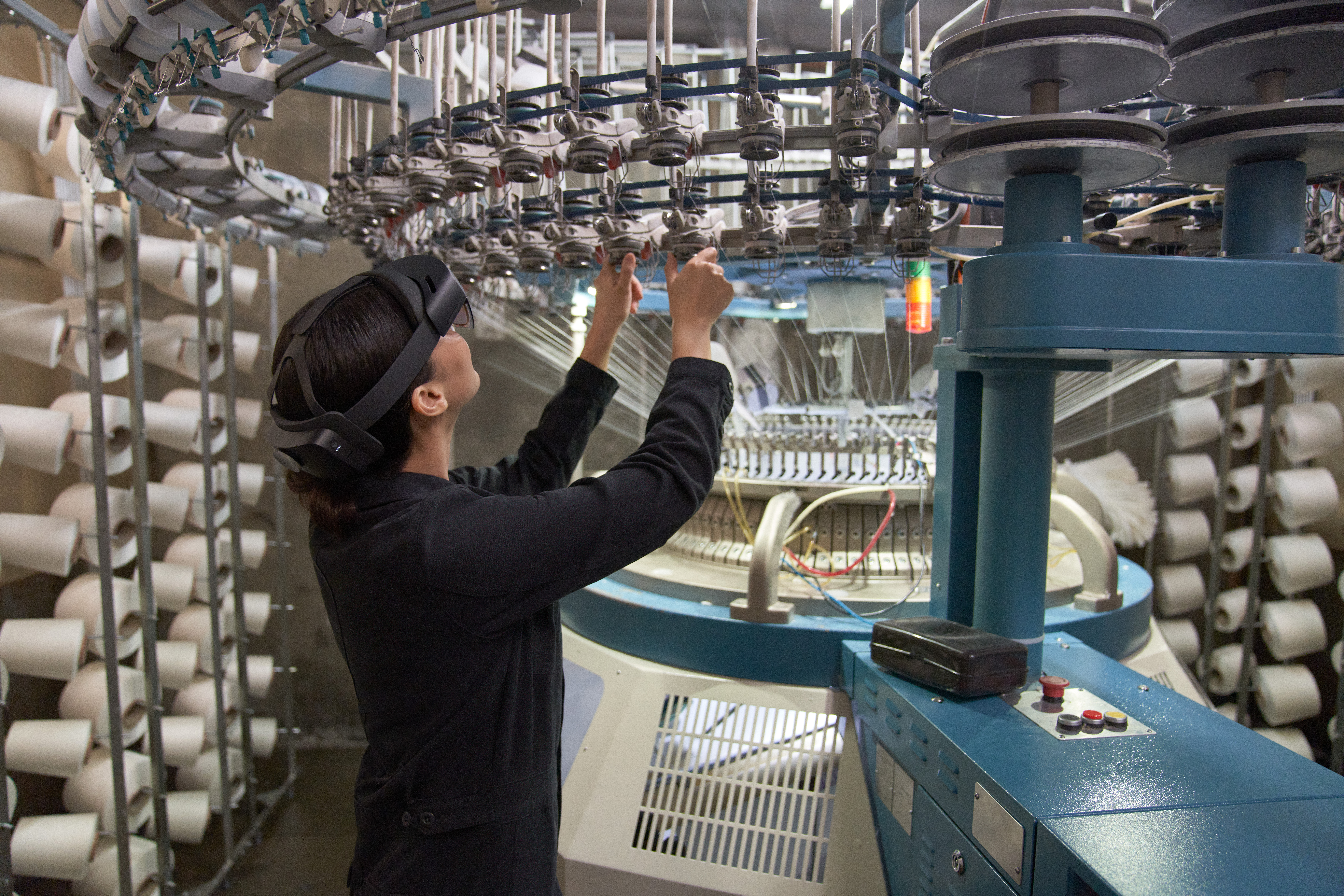Femme avec casque réalité augmentée dans une usine 4.0